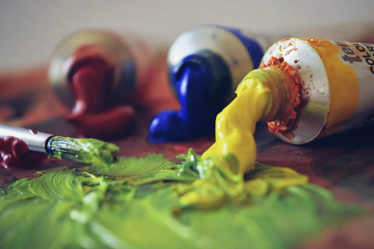 Acrylic vs. Oil Paint: A Beginner's Comparison for Creative Projects